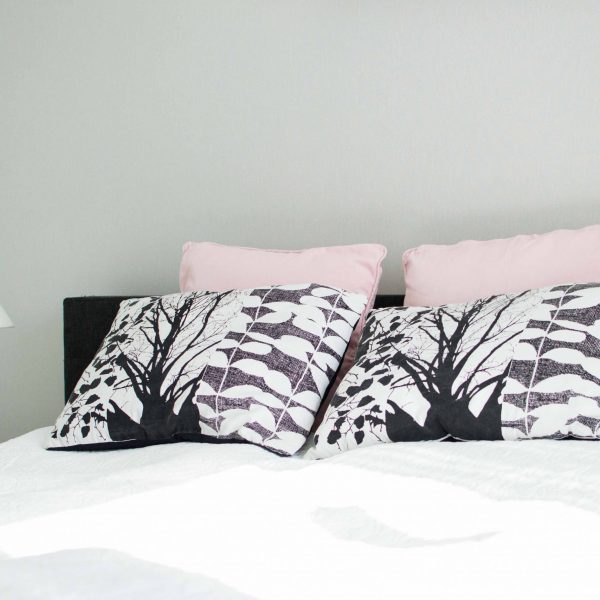 Sovrum med ljus tapet Ekorrvägen parhus